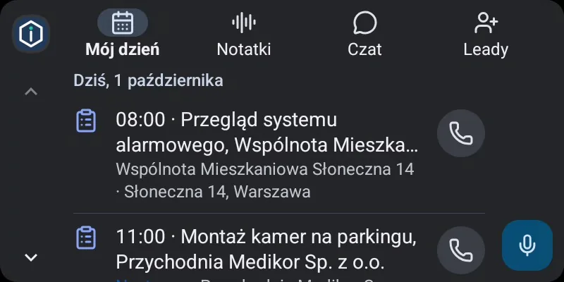 Ten sam plan dnia na ekranie samochodu w Android Auto, z przyciskami do dzwonienia