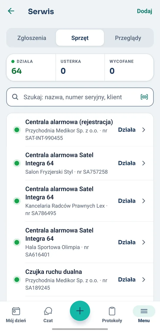 Lista sprzętu klientów w aplikacji Instero: centrale alarmowe i czujki z numerami seryjnymi i stanem Działa